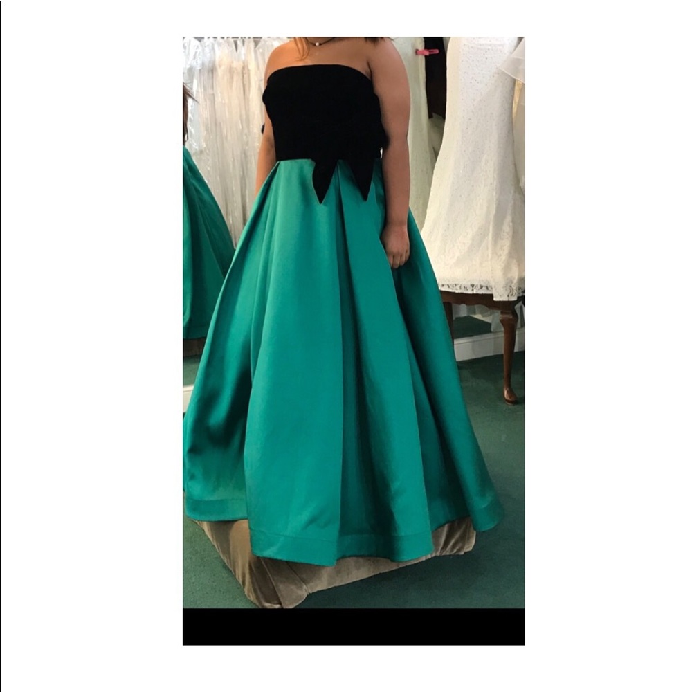 Mac Duggal Black and Green dress